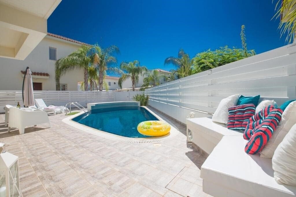 Отель Kalamies Beach Villas 3*