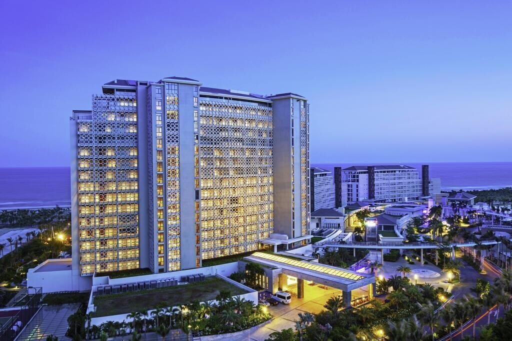 Фото Aloha Oceanfront Suite Resort 5*