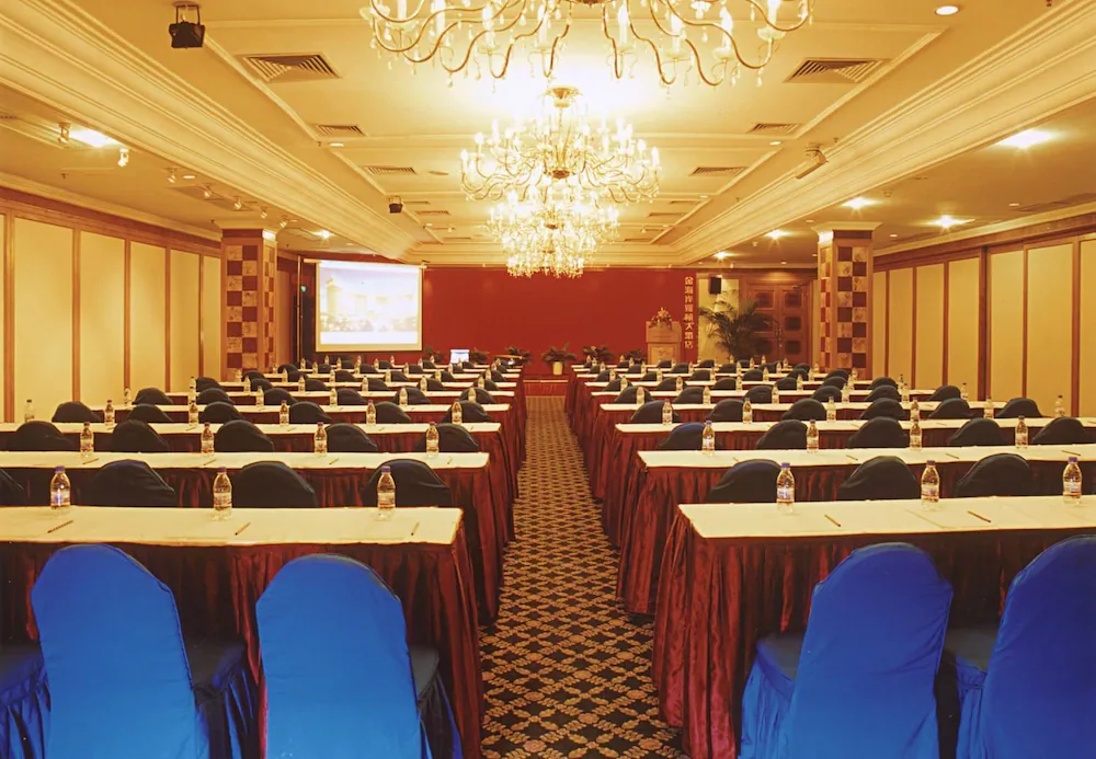 Отель Golden Coast Lawton Hotel 5*