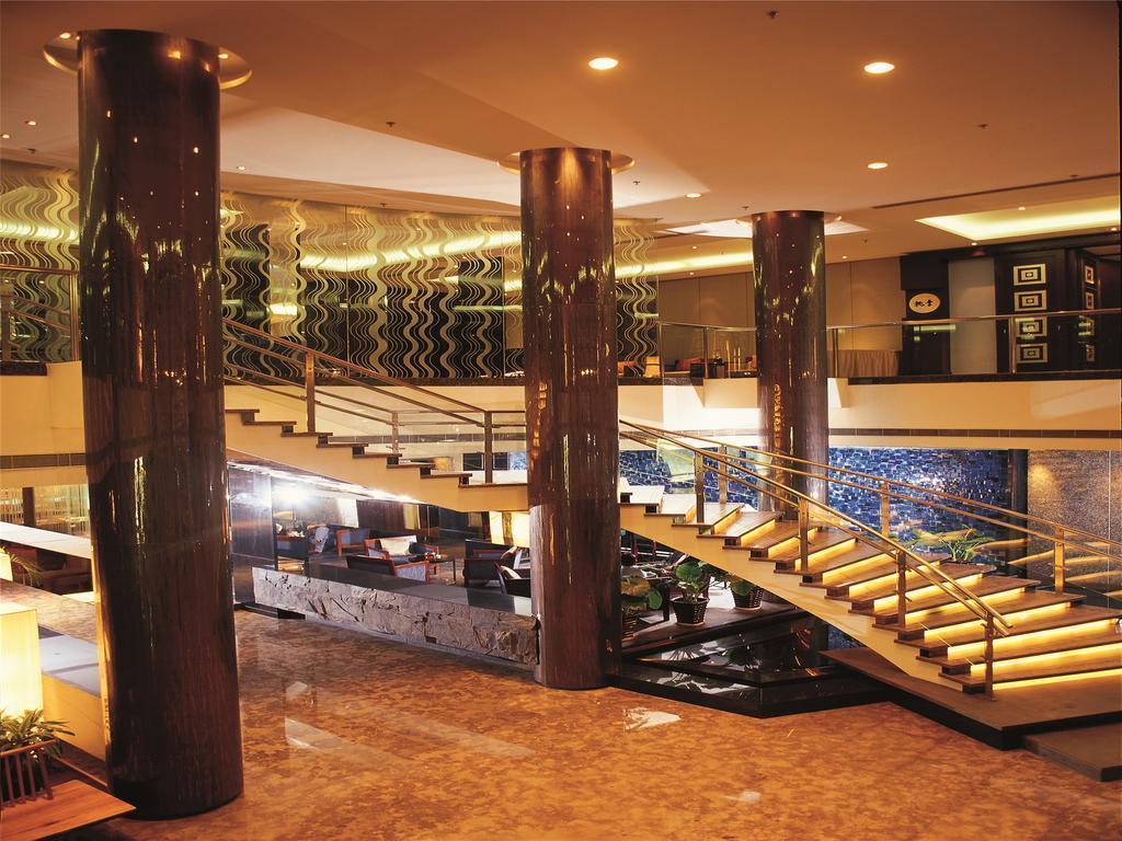 Отель Jinglung 4*