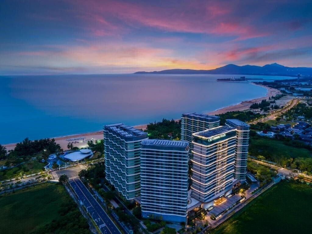 Отель Crowne Plaza Sanya Yazhou Bay by IHG 5*