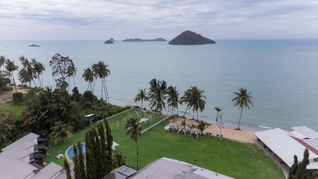 Отель Langkah Syabas Beach Resort 3*