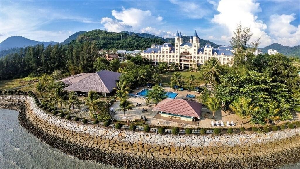 Отель Bella Vista Waterfront Resort 3*