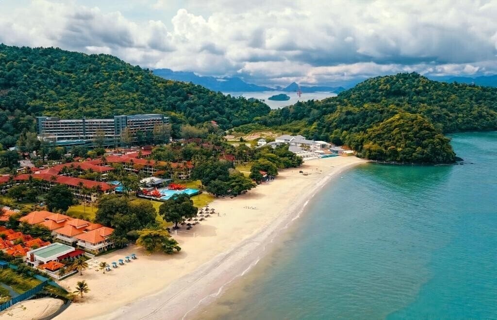 Отель Holiday Villa Beach Resort & SPA 4*