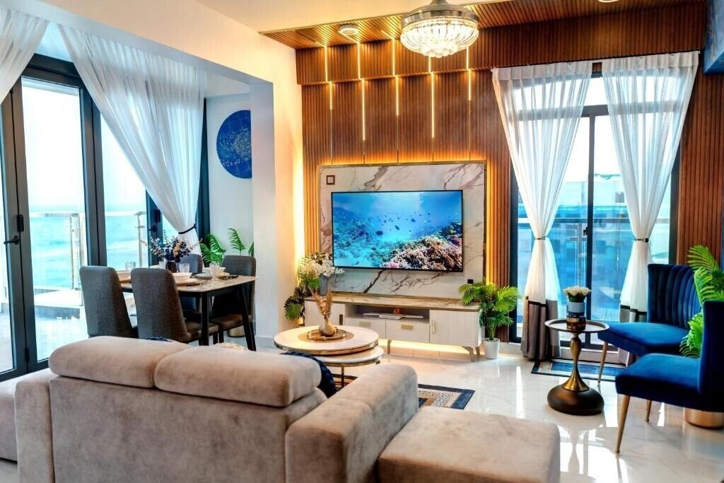 Отель Aina Residency 4*