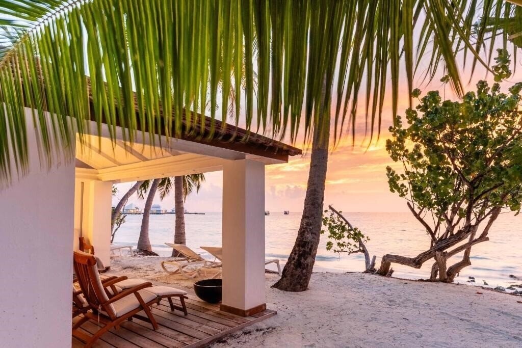 Отель Diamonds Athuruga Beach & Water Villas 5*