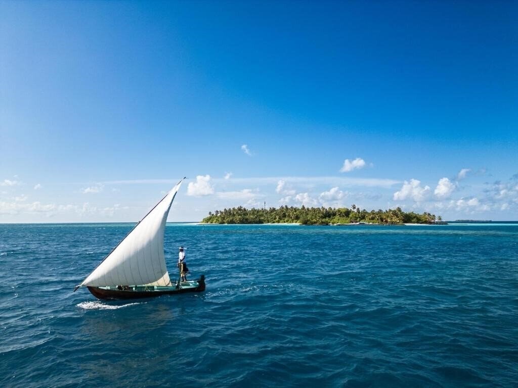 Отель Makunudu Island Resort 4*