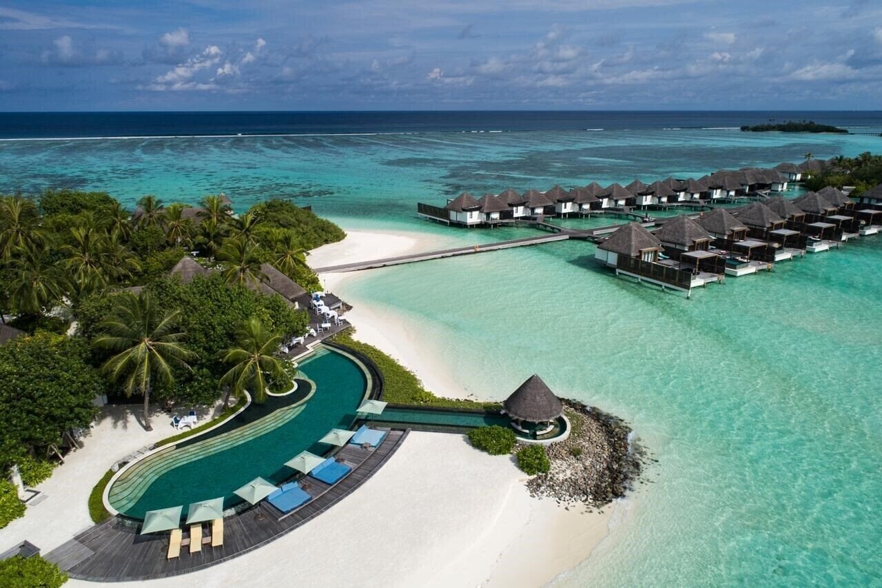 Отель Four Seasons Maldives at Kuda Huraa 5*