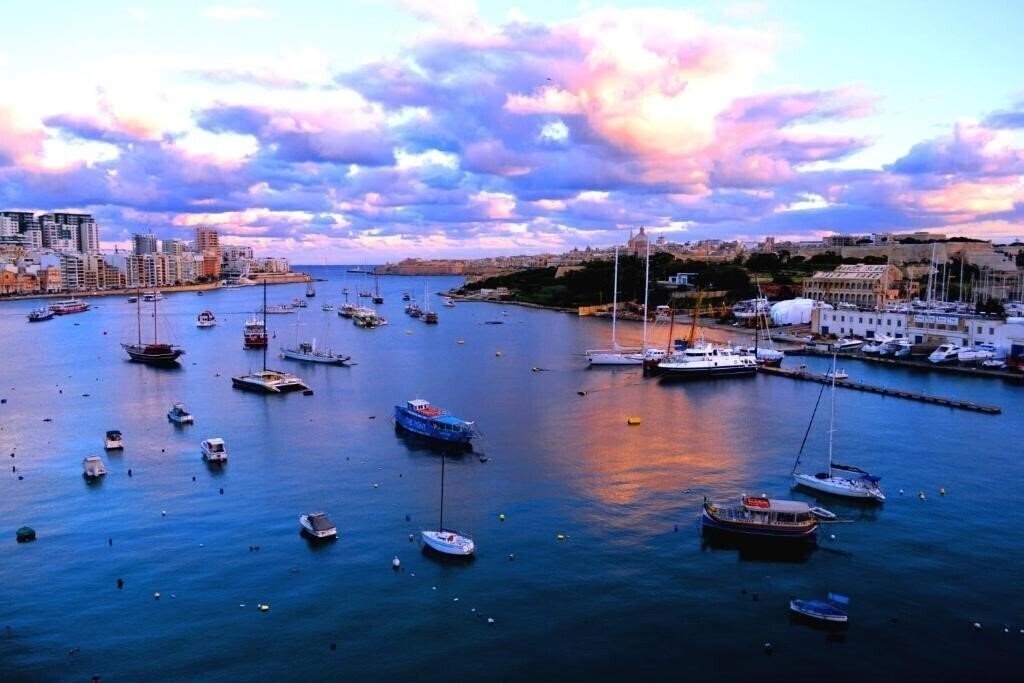 Отель The Kennedy Strand 3*