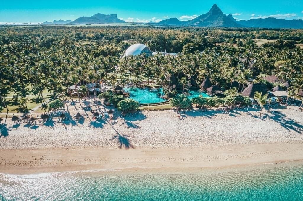 Отель La Pirogue 4*