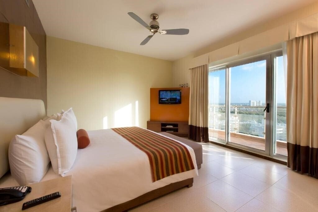 Отель Krystal Urban Cancun Malecon 4*