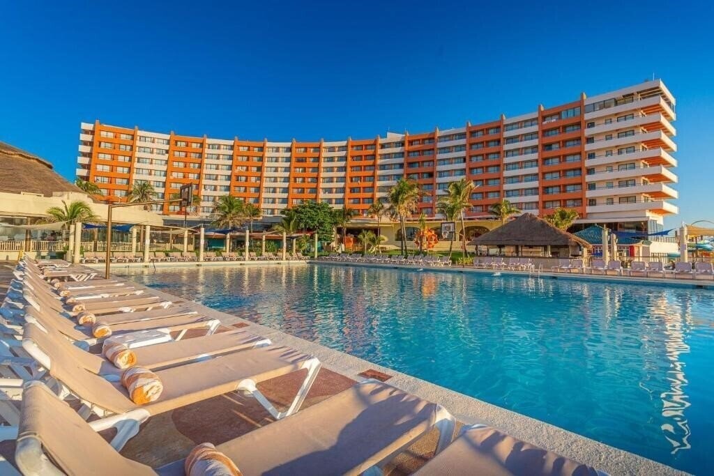 Отель Crown Paradise Club Cancun 5*
