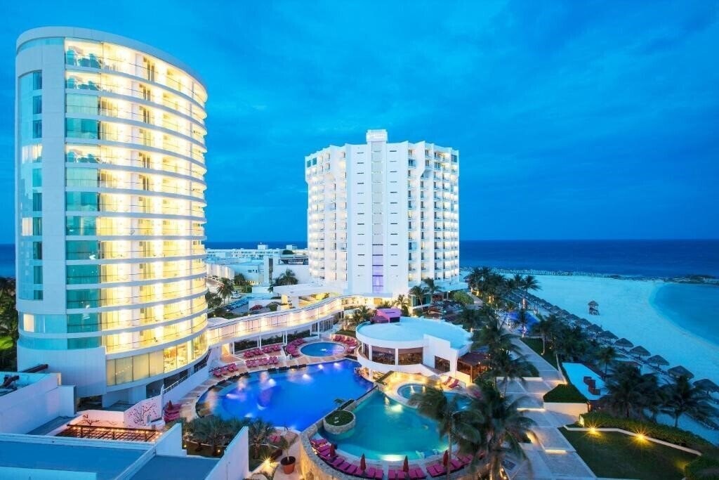 Отель Altitude By Krystal Grand Punta Cancun (ex. Krystal Altitude Cancun ) 5*