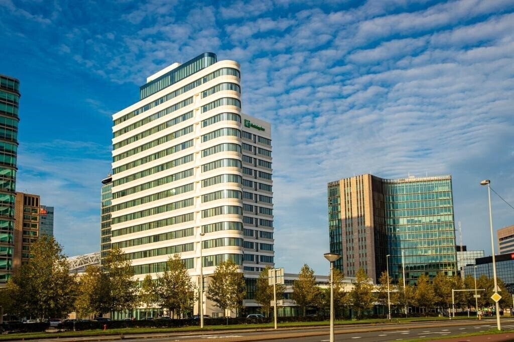 Отель Holiday Inn Express Arena Towers 3*