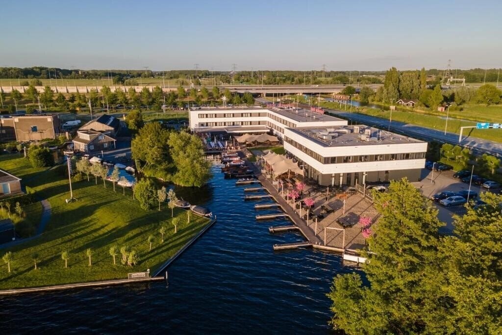 Отель Leonardo Hotel Vinkeveen Amsterdam (ex. Apollo Hotel Vinkeveen Amsterdam) 4*
