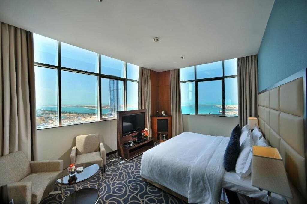Фото Ramada Abu Dhabi Corniche 4*