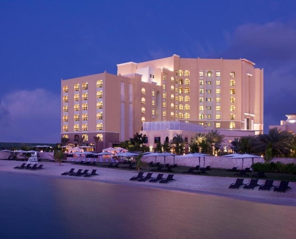 Отель Traders Hotel Qaryat Al Beri 4*