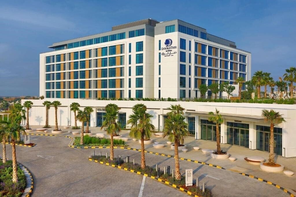 Отель DoubleTree by Hilton Abu Dhabi Yas Island Residences 4*