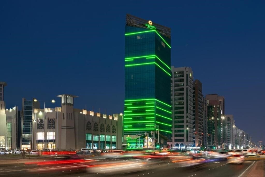 Отель La Quinta by Wyndham Abu Dhabi Al Wahda 4*