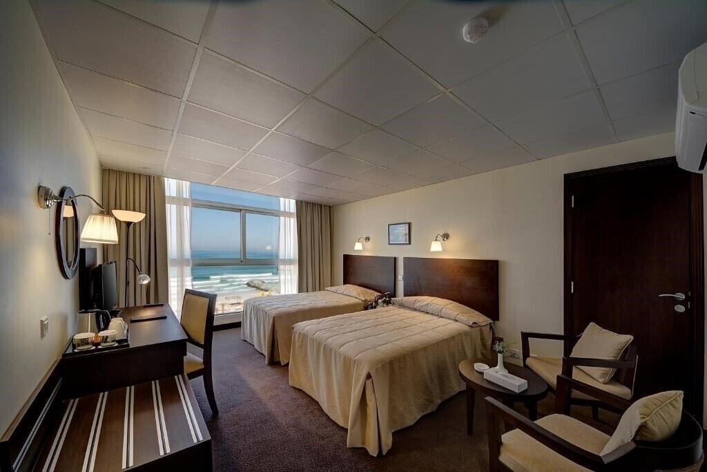 Фото Ajman Beach Hotel 3*