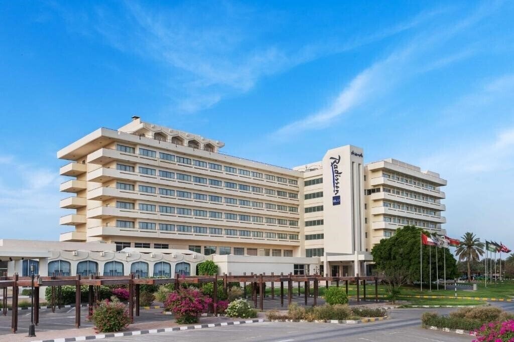 Отель Radisson Blu Hotel Al Ain 4*