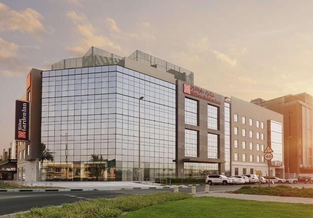 Отель Hilton Garden Inn Dubai Jumeirah 4*