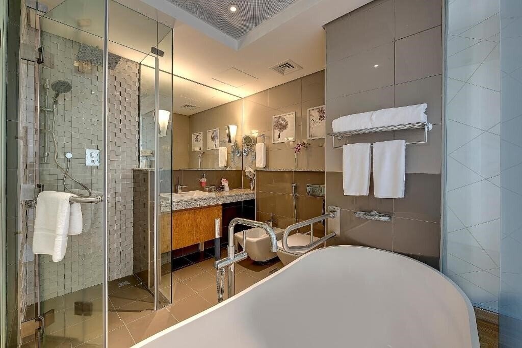 Фото Royal Continental Hotel (ex. Ramada Continental) 4*