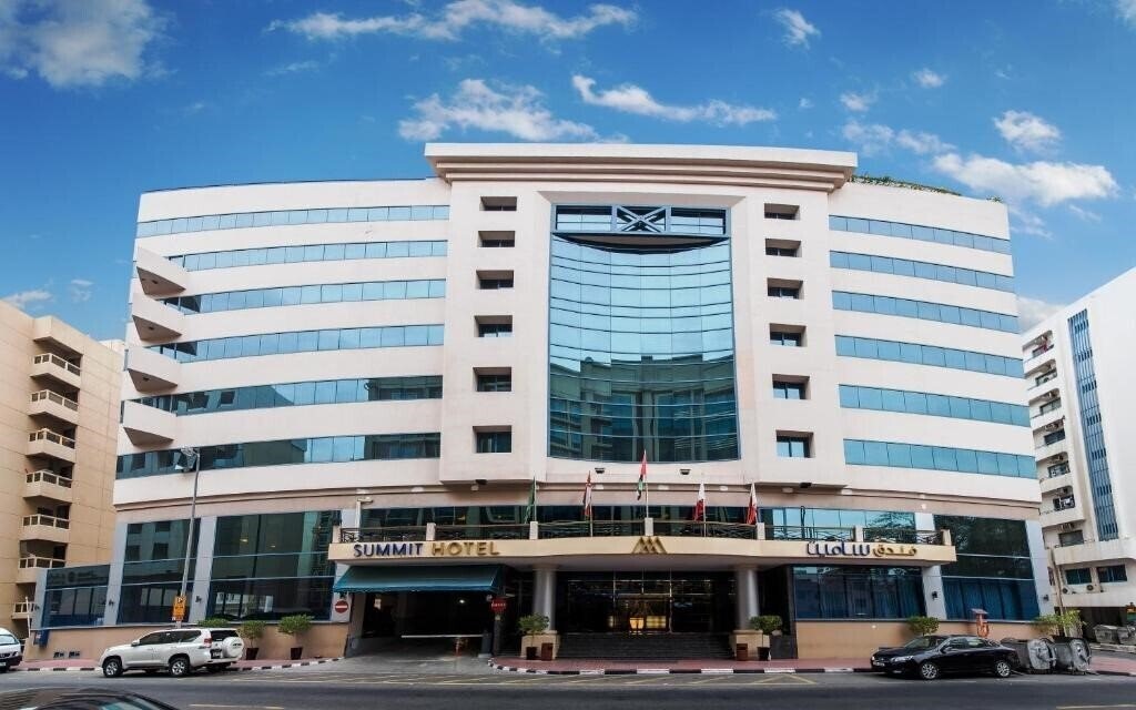 Отель Landmark Summit Hotel 4*