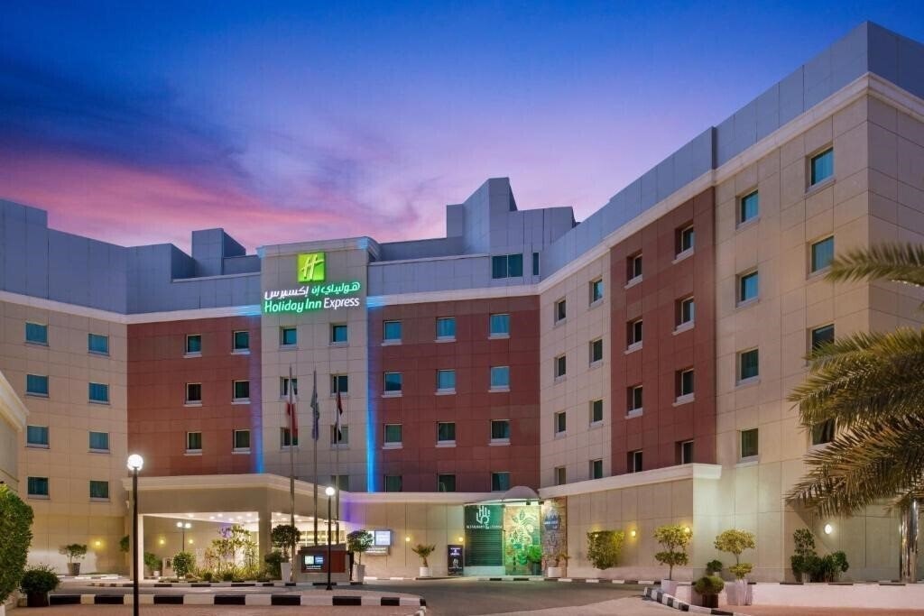 Отель Holiday Inn Express Dubai Internet City 2*