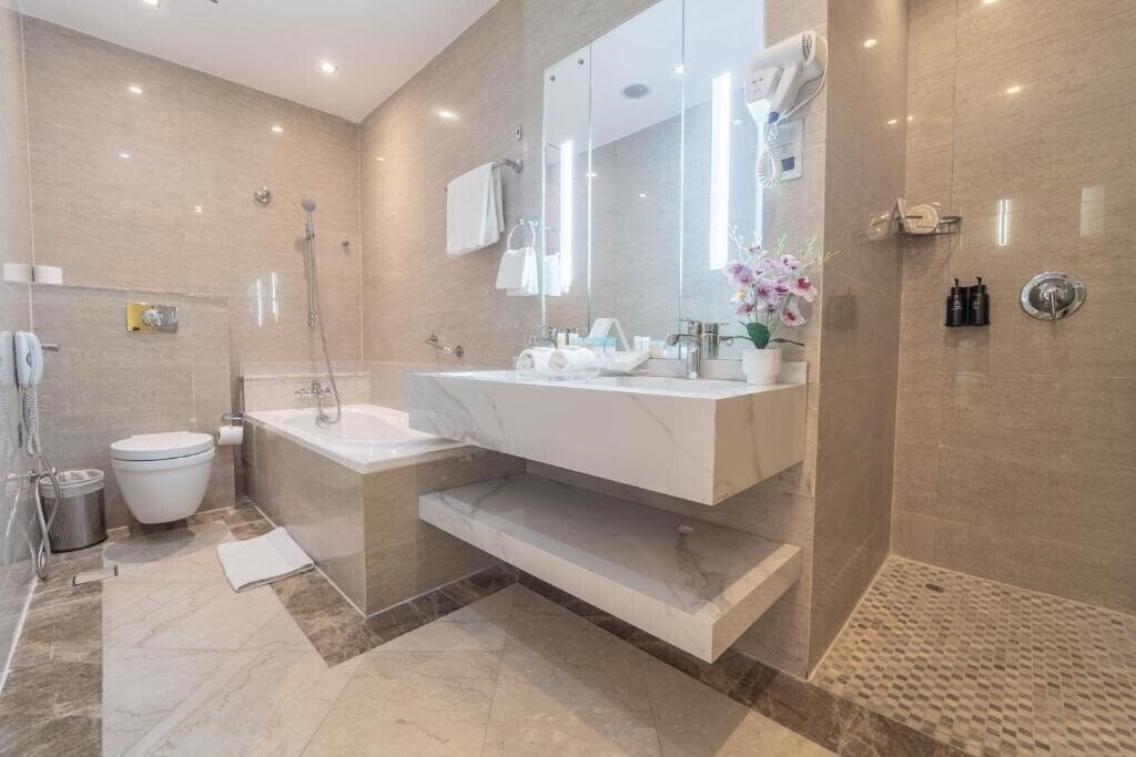 Фото The Leela Hotel 4*