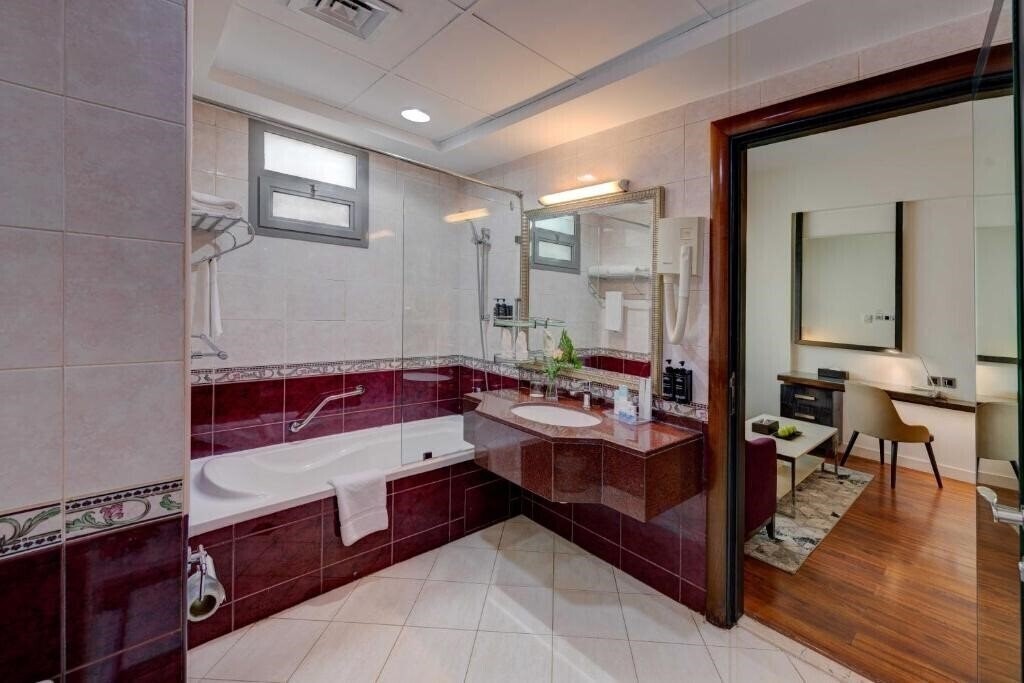 Фотография Howard Johnson Plaza by Wyndham Dubai Deira (ex. Lotus Retreat Hotel, Howard Johnson Plaza by Wyndham) 4*