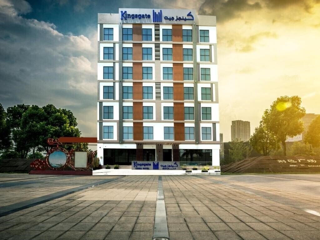 Отель Kingsgate Canal Hotel 3*
