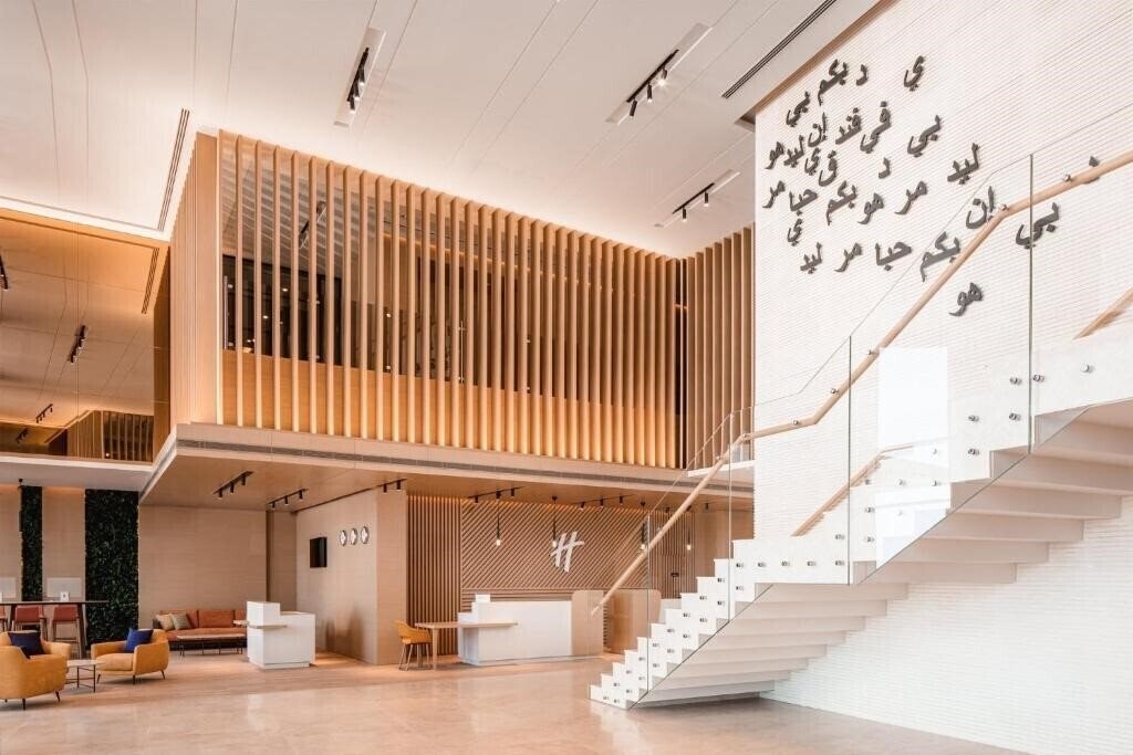 Отель Holiday Inn & Suites Dubai Science Park 4*