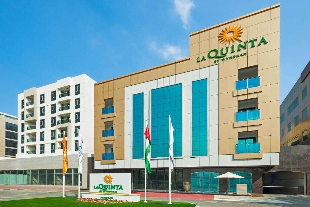 Отель La Quinta by Wyndham Dubai Jumeirah 4*