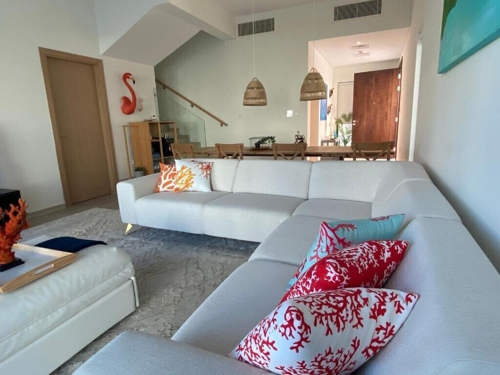 Отель The White Villa 4*
