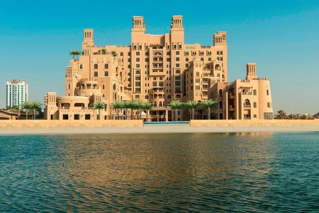 Отель Sheraton Sharjah Beach Resort & SPA 5*
