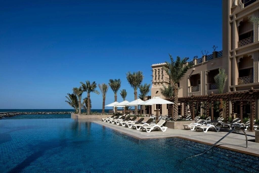Отель Sheraton Sharjah Beach Resort & SPA 5*