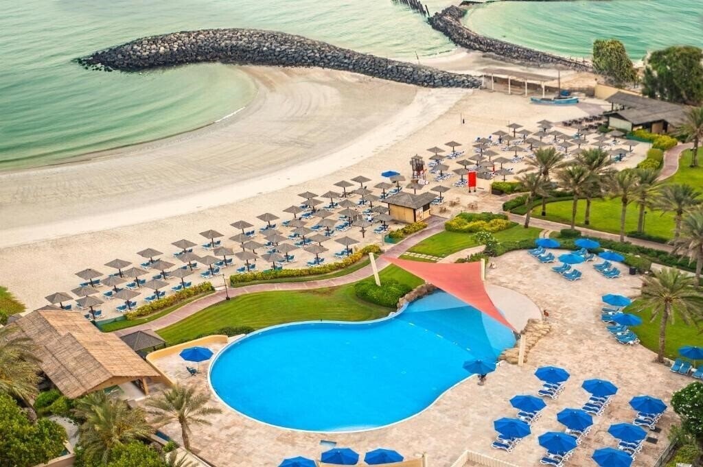 Отель Coral Beach Resort Sharjah 4*