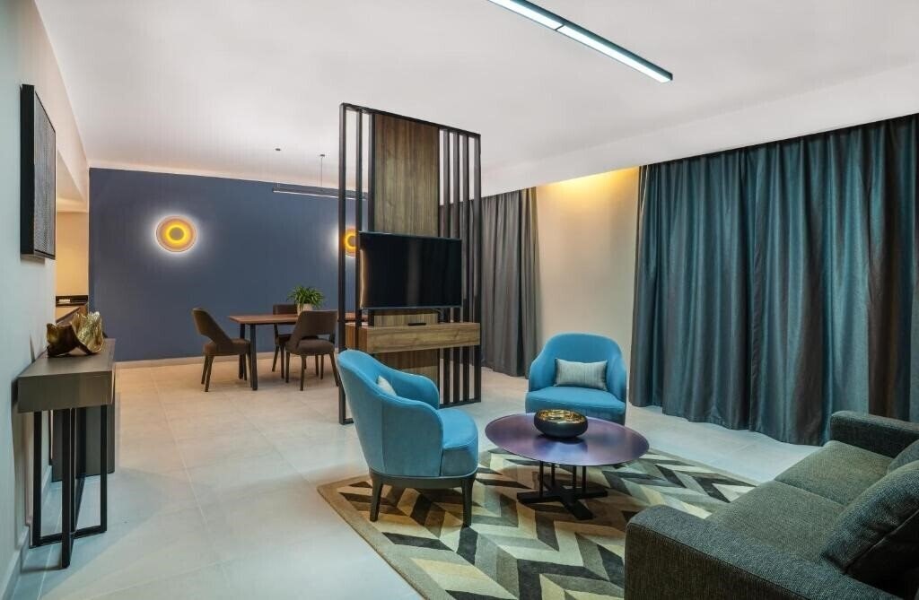 Фото Holiday International (ex. Holiday International Hotel) 4*