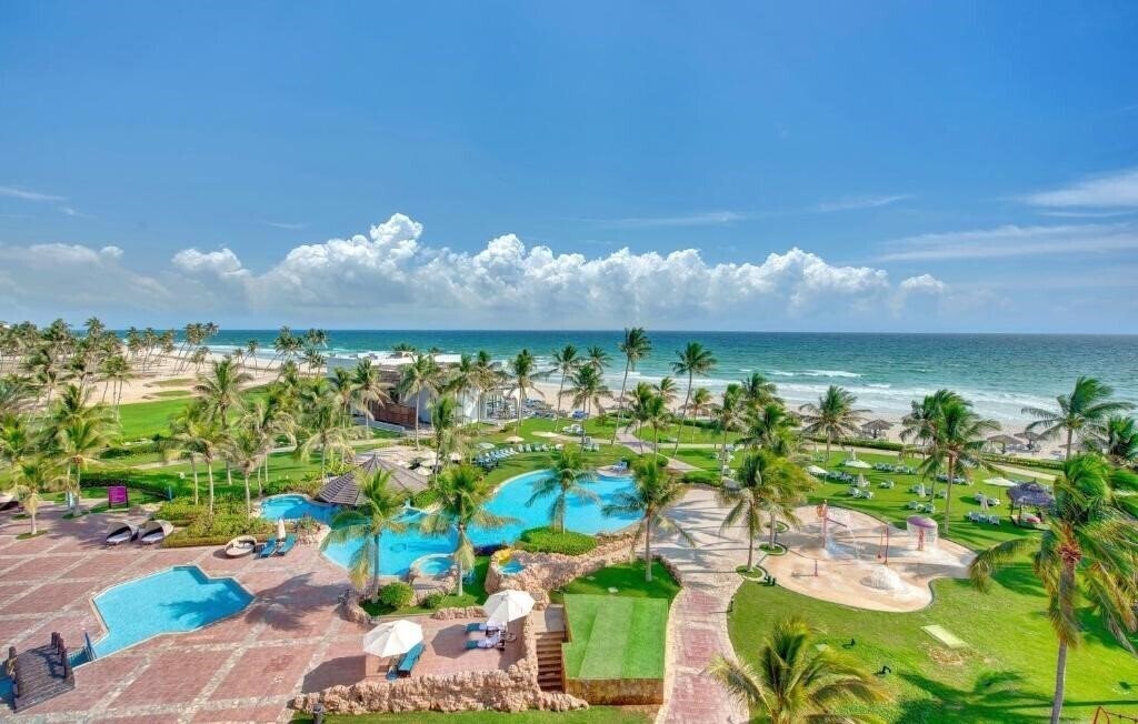 Отель Crowne Plaza Resort Salalah 5*