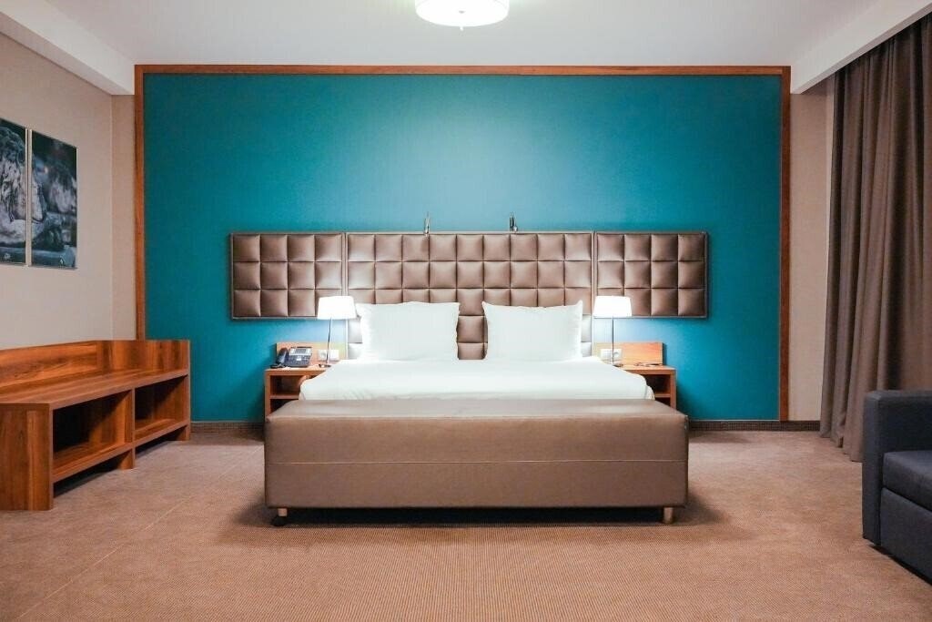 Отель Express By Holiday Inn 3*