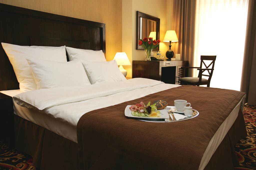 Отель Columbus 3*