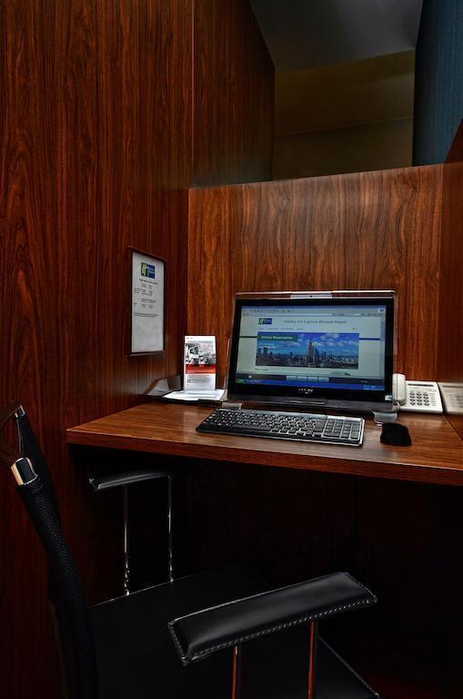 Фотография Holiday Inn Express Warsaw Airport 3*