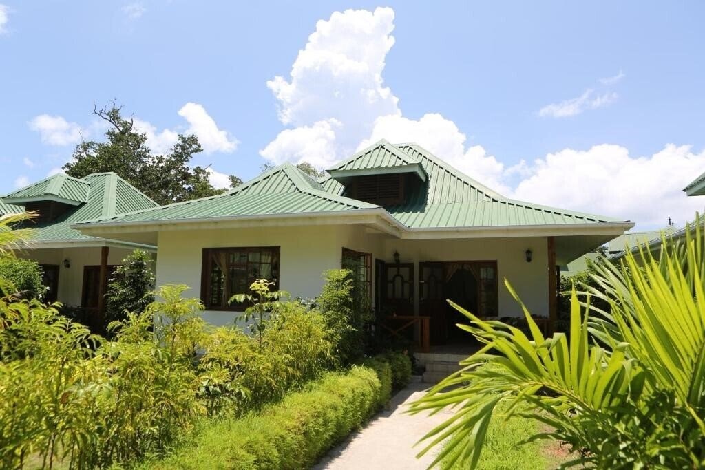 Отель Le Surmer Self Catering Chalets 3*