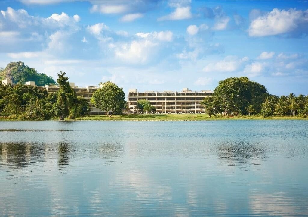 Отель Jetwing Lake 5*