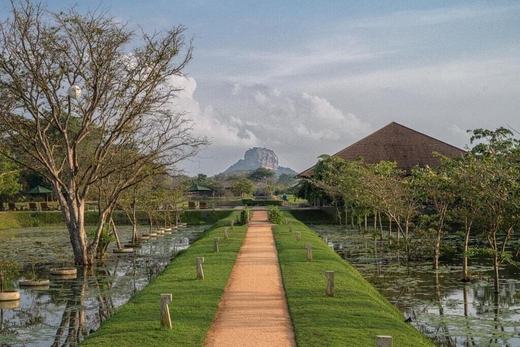 Отель Water Garden Sigiriya 4*