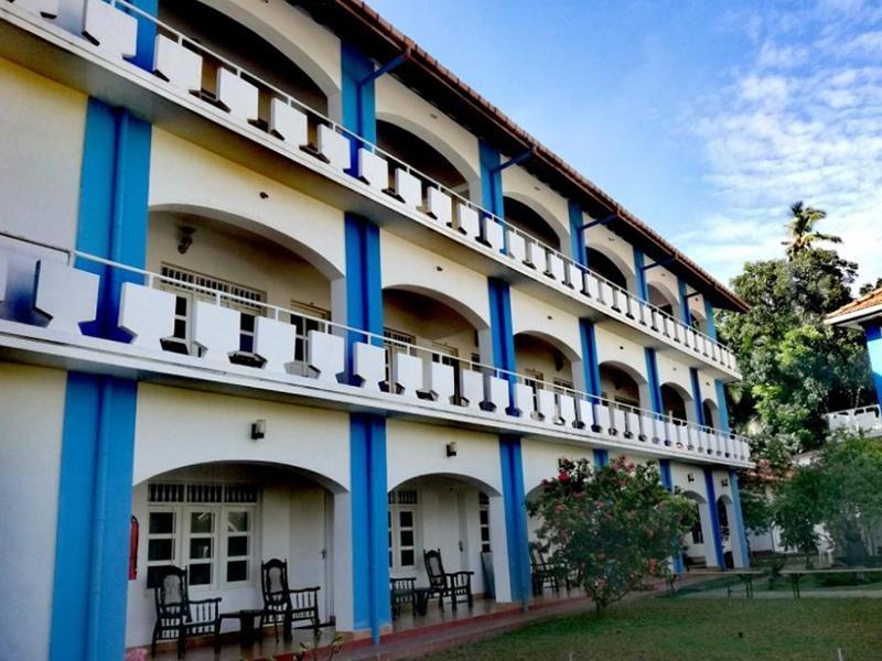 Отель Shangrela Beach Resort 2*