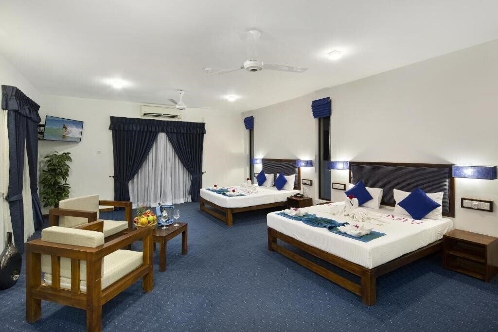 Фото The Blue Wave Hotel 3*