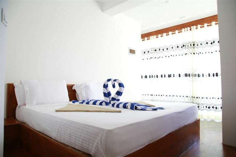 Фотография Wave Beach Resort Unawatuna 3*