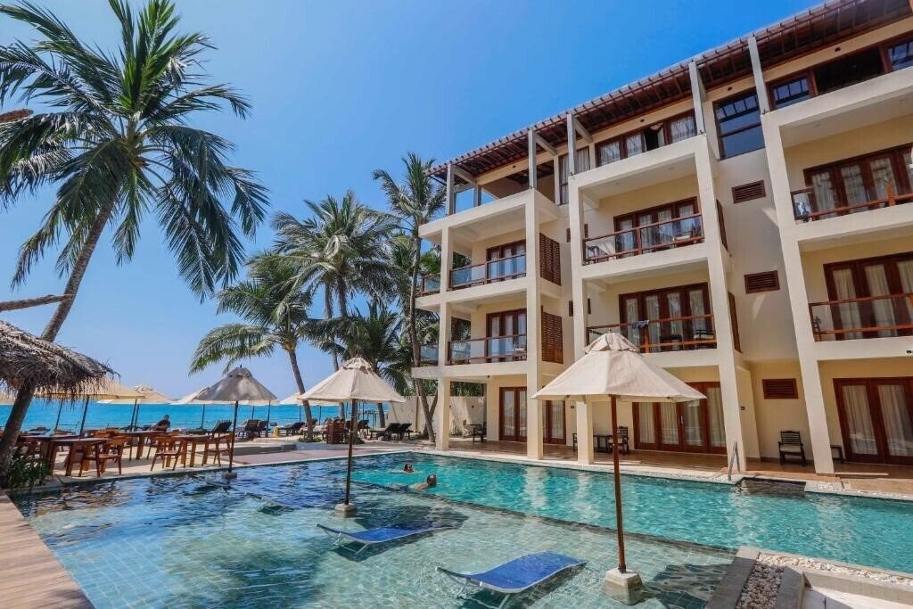 Отель Sapphire Seas Beachfront Hotel 3*